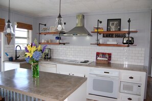 冷蔵庫、電子レンジ、オーブン、コンロ