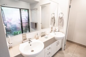 وحدات دش مع أحواض استحمام، مجففات شعر، مناشف، صابون