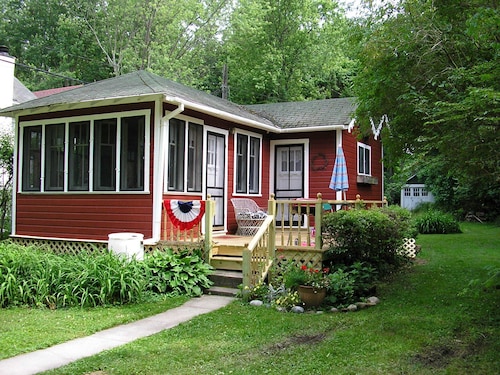 Adorable Honeymoon Cottage by the Lake