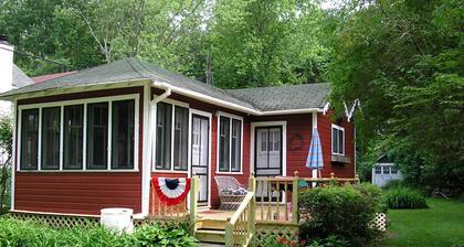 Adorable Honeymoon Cottage by the Lake