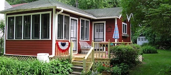 Adorable Honeymoon Cottage by the Lake