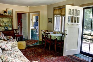 Téléviseur, lecteur de DVD, jouets, livres