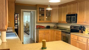 KĂŒhlschrank, Mikrowelle, Ofen, Herdplatte