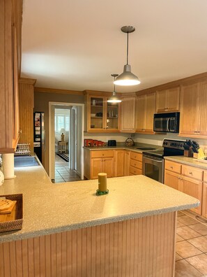 冰箱、微波炉、烤箱、炉灶