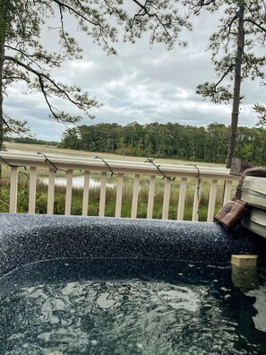 Outdoor spa tub - Pet-friendly easy access 3 bedroom retreat with fantastic Shallotte River views (Shallotte)