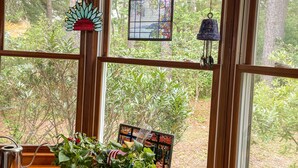 Una habitación con ventanas amplias, vigas de madera y un banco de madera.