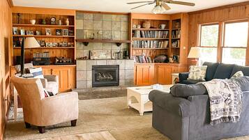 Smart-TV, Kamin, DVD-Player, BĂŒcher