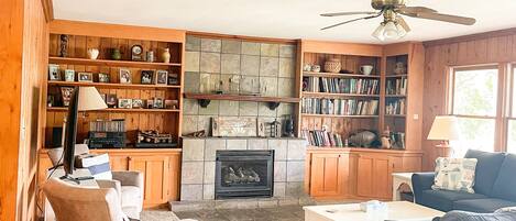 Smart TV, caminetto, lettore DVD, libri