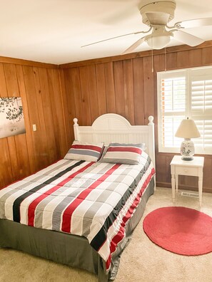 4 bedrooms, desk, free WiFi, bed sheets - Pet-friendly easy access 3 bedroom retreat with fantastic Shallotte River views (Shallotte)