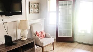 Télévision à écran plat, lecteur de DVD, livres