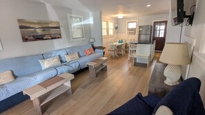 Télévision à écran plat, lecteur de DVD, livres