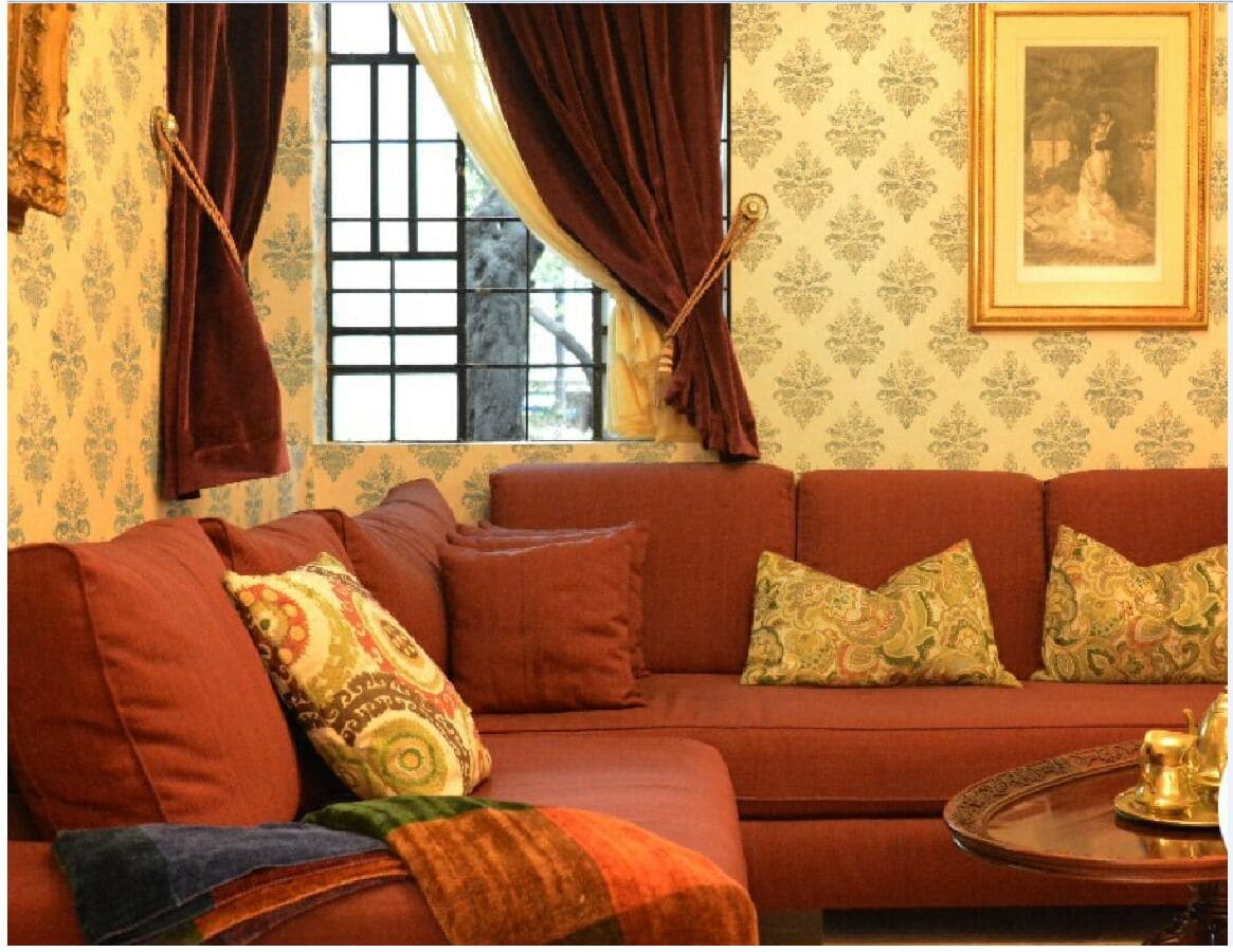 Smart TV, chimenea, libros, biblioteca de música