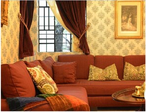 Smart TV, fireplace, books, music library
