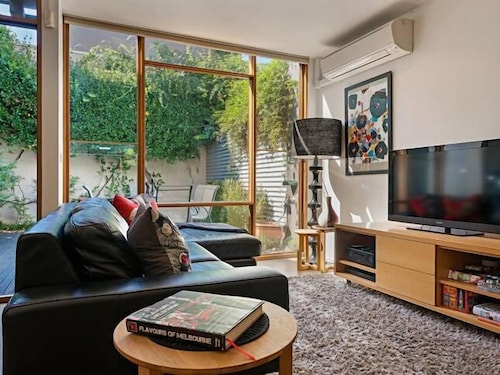 Fitzgeorge - spacious home in inner Fitzroy Melbourne perfect location