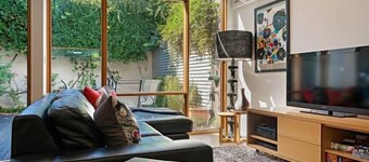 Fitzgeorge - spacious home in inner Fitzroy Melbourne perfect location