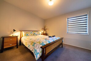 2 habitaciones, tabla de planchar con plancha y ropa de cama 