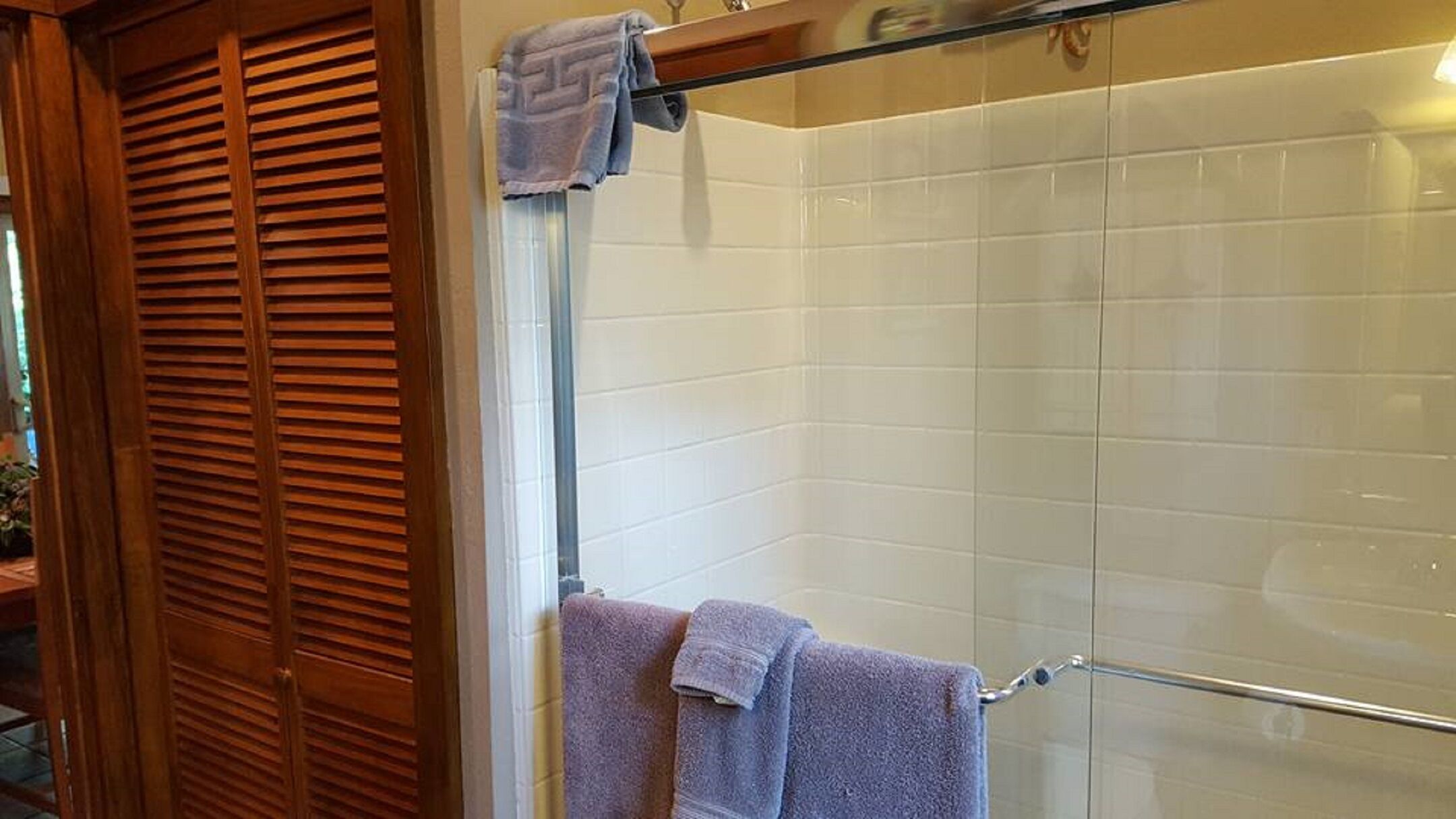 Kombinert dusj/badekar, miljøvennlige toalettsaker, hårføner og håndklær