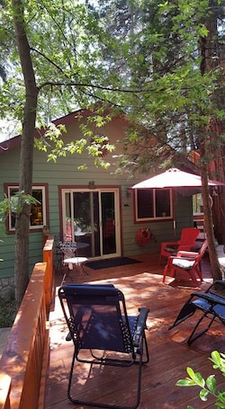 Terrace/patio. Mountain Cottage Serenity Surrounded by Majestic Forests 5 min to Lake Arrowhead