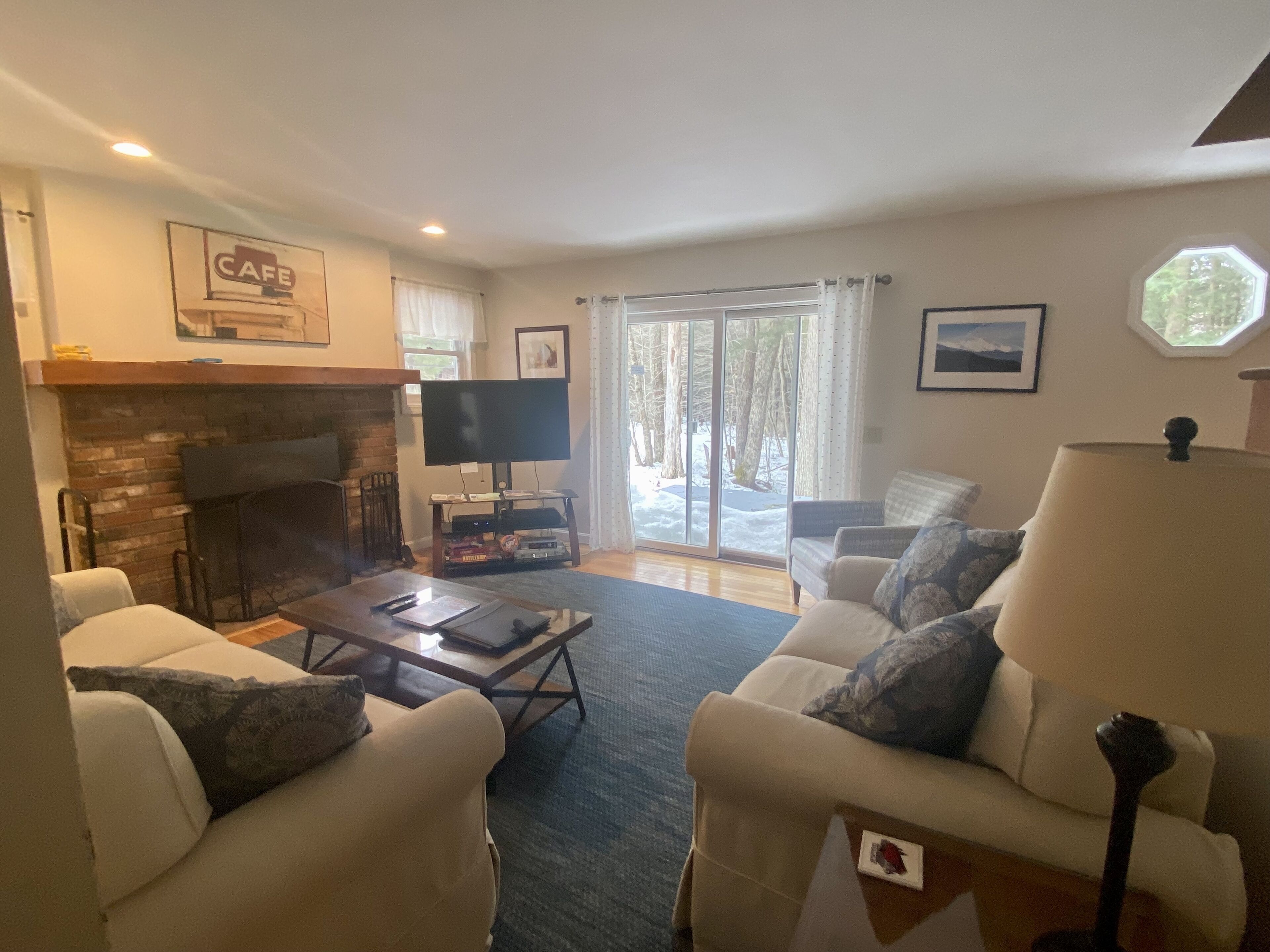 Televisión, chimenea y reproductor de DVD 