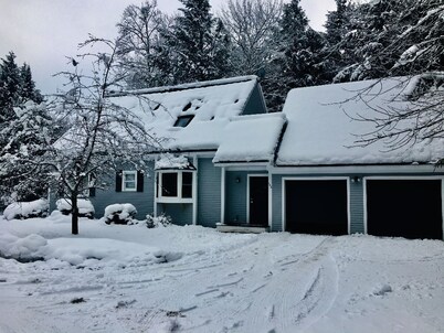  Great location,  sleeps 10 , close to mountain/town , hot tub, 3 full baths 