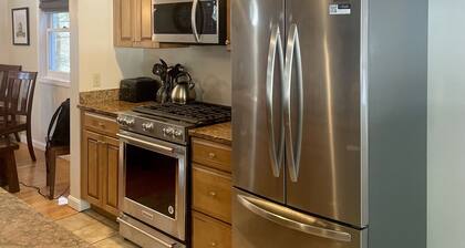 Great location, sleeps 10 , close to mountain/town , hot tub, 3 full baths