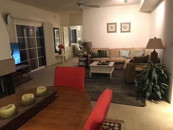 Flat-screen TV, stereo - Great Scottsdale Location - Pool, Wifi, Fully furnished & more (Scottsdale)