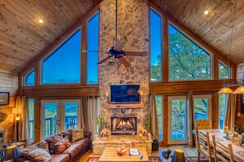 Bald Eagle Lodge with `EPIC` Long Range | Mountain Views | Hot-Tub|Pets OK