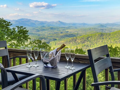 Bald Eagle Lodge with `EPIC` Long Range | Mountain Views | Hot-Tub|Pets OK