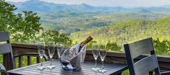 Bald Eagle Lodge with `EPIC` Long Range | Mountain Views | Hot-Tub|Pets OK