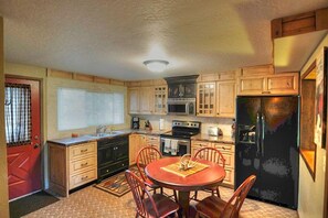 Fridge, microwave, oven, stovetop - Very nice Condominium in an excellent location! (West Yellowstone)