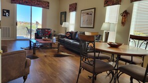 Smart-TV, DVD-spiller og bøker