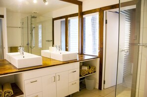 Shower, towels, toilet paper - Knights Ridge eco-friendly Acreage and Cabin (Laguna)