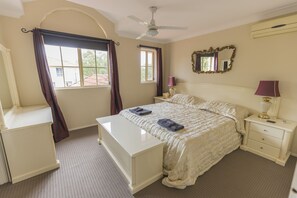 5 Schlafzimmer, Schreibtisch, Bügeleisen/Bügelbrett, kostenloses WLAN