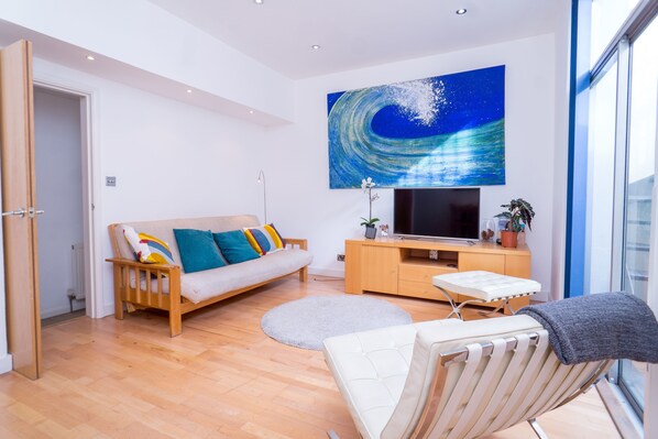 Una televisión, libros