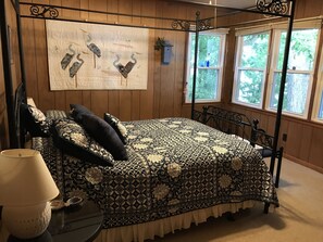 4 bedrooms, iron/ironing board, free WiFi, bed sheets - Kentucky Lake Waterfront Home, dock, 4 large BR, new kitchen in 2019 (Hardin)
