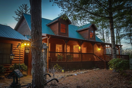 VeryPrivate!5Bed Spacious Lodge❤Reconnect,Hot Tub, FirePit,GameRoom,Pet Friendly