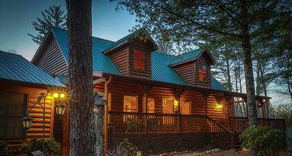 VeryPrivate!5Bed Spacious Lodge❤Reconnect,Hot Tub, FirePit,GameRoom,Pet Friendly