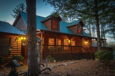 VeryPrivate!5Bed Spacious Lodge❤Reconnect,Hot Tub, FirePit,GameRoom,Pet Friendly