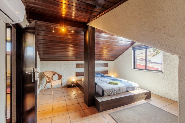 5 habitaciones, tabla de planchar con plancha, internet y ropa de cama 