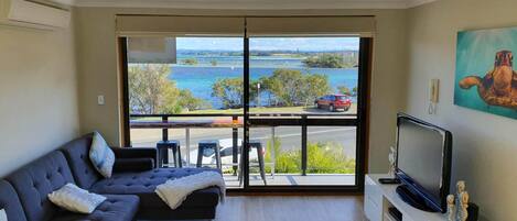 Smart-TV, videospill, DVD-spiller og bøker