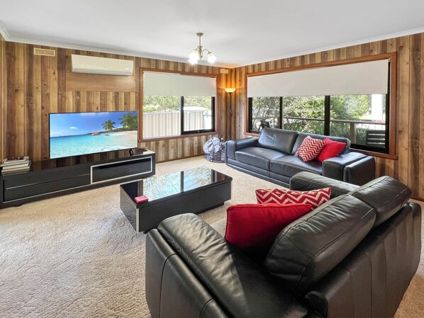 TV - "The Gap Holiday Cottage" hosted by Halls Gap Accommodation (Halls Gap)