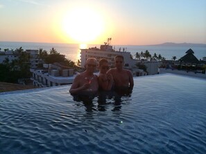 Alberca al aire libre y alberca climatizada