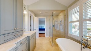 Badewanne, Haartrockner, Handtücher