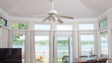 Smart-TV, Kamin, DVD-Player, Bücher