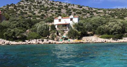 Lastovo Beachfront # 1 Villa mit Bootssteg, Kajaks, A / C & WIFI