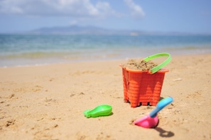 På stranden, solstolar och strandhanddukar