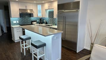 Jääkaappi, mikroaaltouuni, uuni, liesi