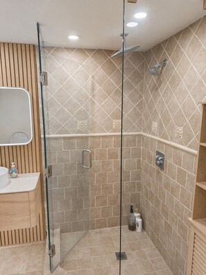 Een douche, een haardroger, handdoeken, zeep