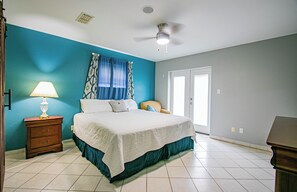5 bedrooms, desk, iron/ironing board, free WiFi