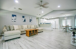 Smart TV, reproductor de DVD, libros y estéreo 